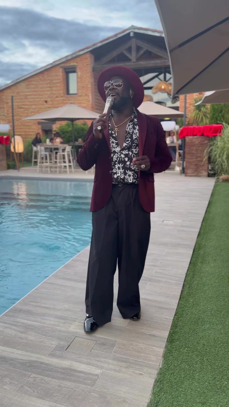 Léon performing poolside in the evening