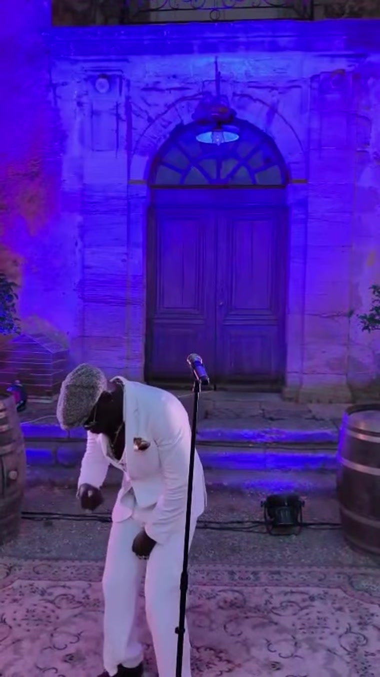 Léon on stage under blue lighting